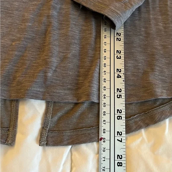 Under Armour Women’s Long-Sleeve Workout Top Split Back Mesh Detail Cut Out Sz M - Picture 11 of 11